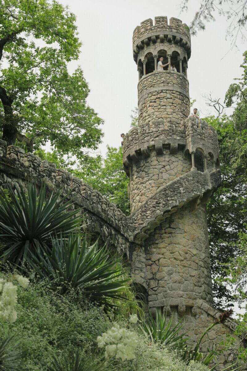 Poço Iniciático da Quinta da Regaleira em Sintra, uma estrutura simbólica usada em rituais de iniciação maçônica, com escada espiral e colunas.