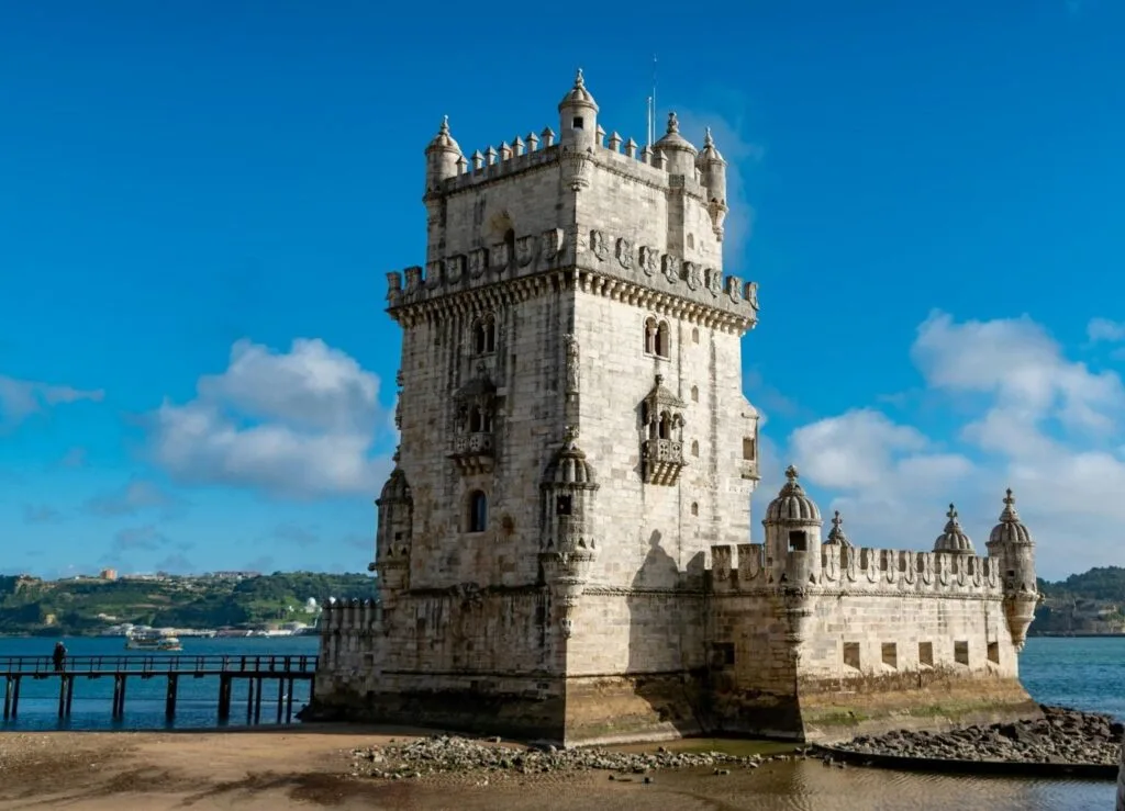 Vista aérea da Torre de Belém e do Rio Tejo Vista aérea da Torre de Belém em Lisboa, rodeada pelas águas do Rio Tejo.