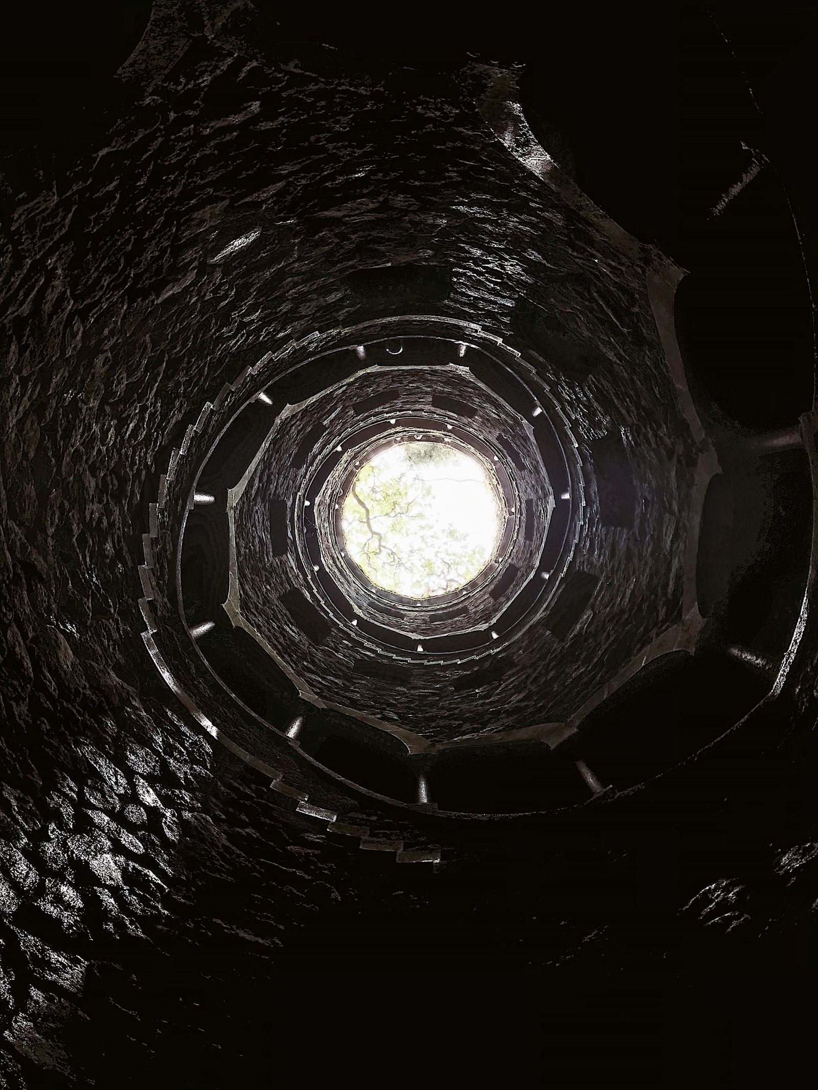 Túneis misteriosos da Quinta da Regaleira em Sintra, que conectam várias partes dos jardins e revelam a história oculta do local.