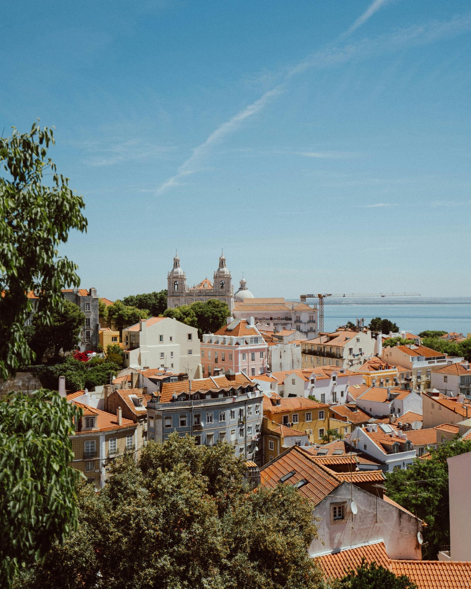 Vista do Miradouro da Senhora do Monte, com uma vista ampla de Lisboa e suas colinas.