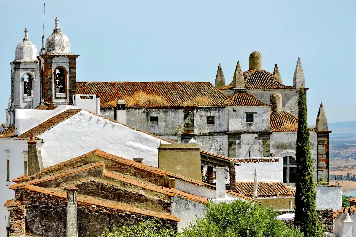 Vista de Monsaraz, aldeia medieval no Alentejo com muralhas de pedra e vista para o Lago Alqueva