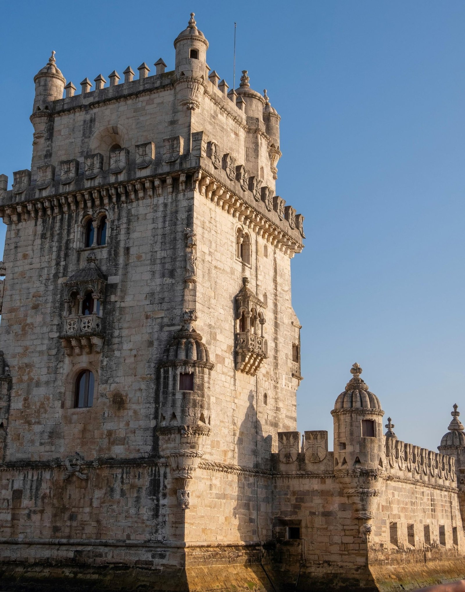 Cúpulas mouriscas nas torres de vigia da Torre de Belém, com vista para o Tejo.