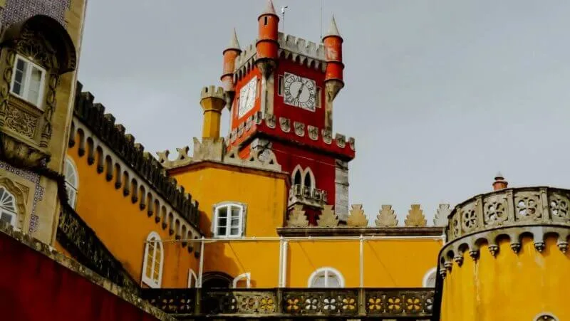 Palácio da Pena, em Sintra, famoso por sua arquitetura vibrante e vistas panorâmicas.