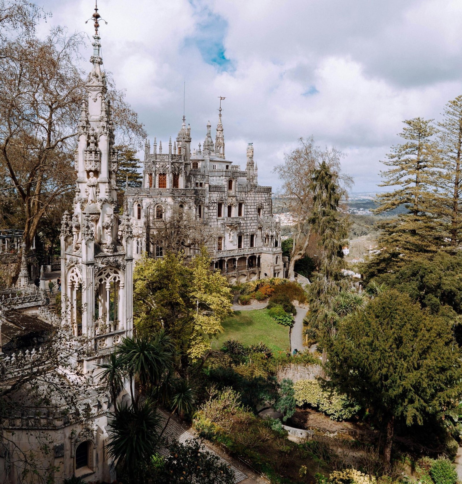 Palácio da Quinta da Regaleira, em Sintra, com sua arquitetura neomanuelina detalhada, torres góticas e paisagens deslumbrantes, um ícone histórico e místico.