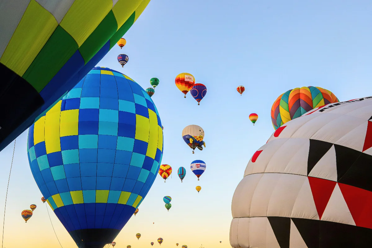Balão sobrevoando a planície do Alentejo ao amanhecer