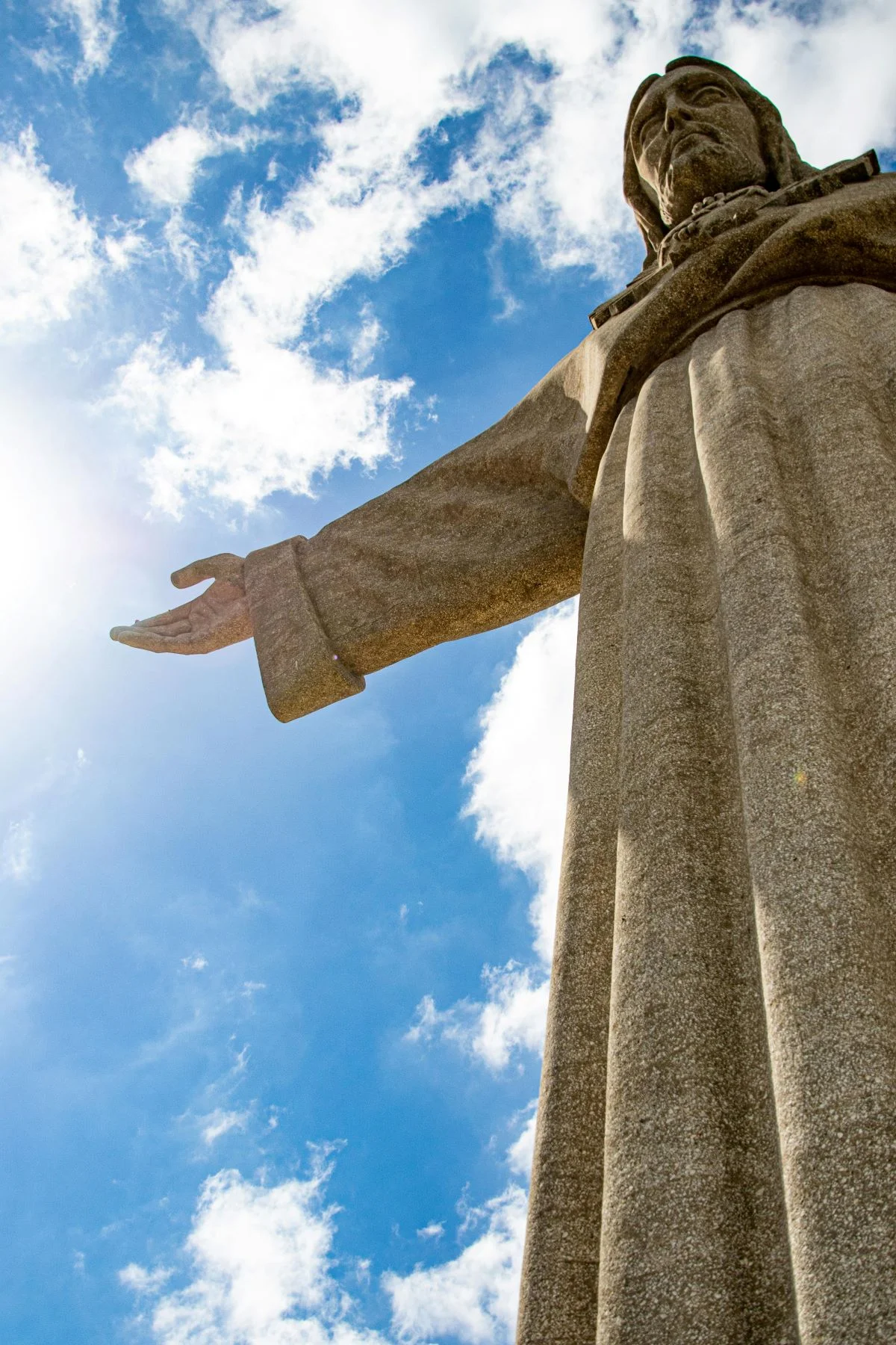 Detalhe da estátua do Cristo Rei, com seus 28 metros de altura e expressão de paz e acolhimento.