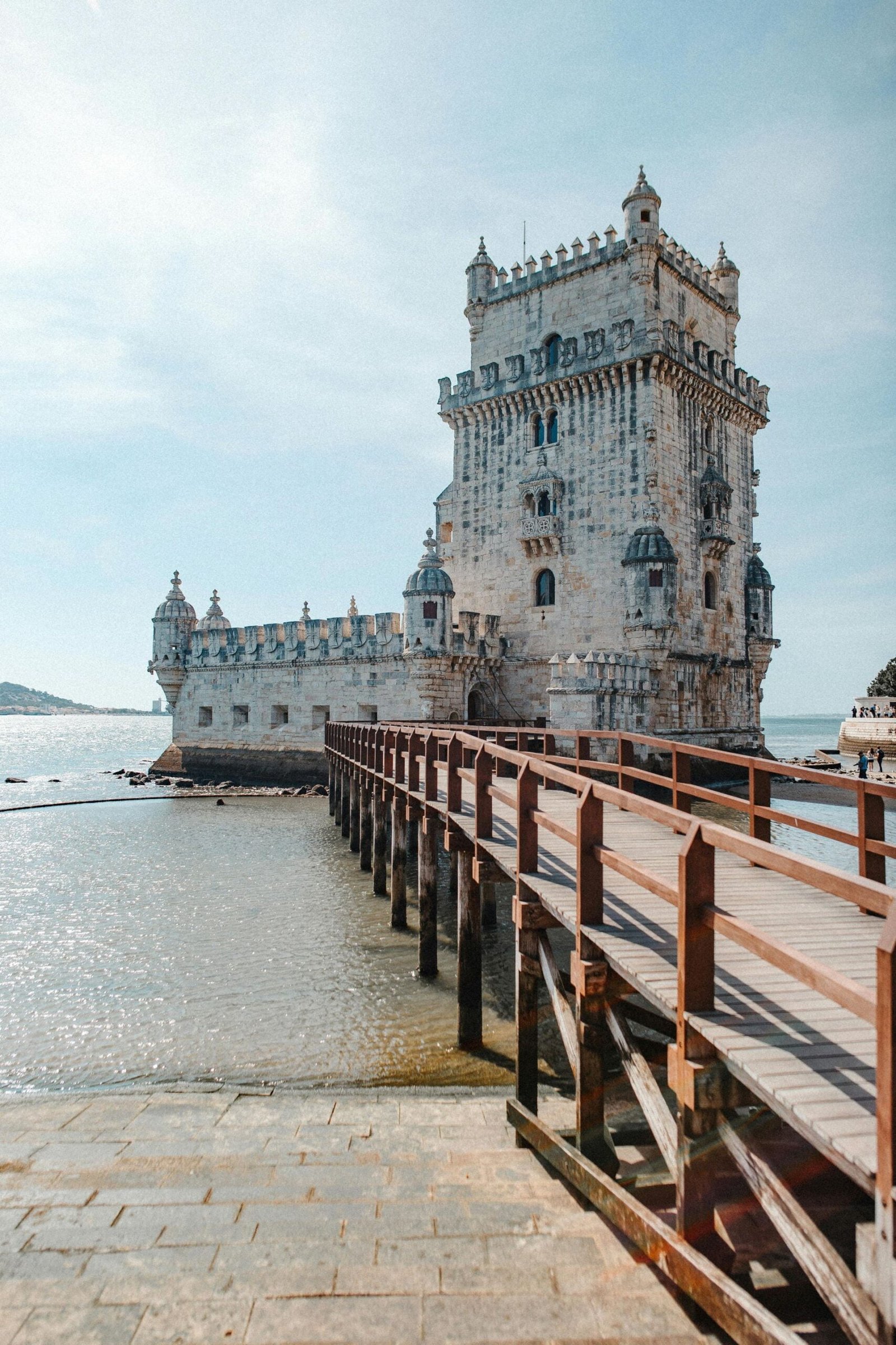 Entrada principal da Torre de Belém, com elementos manuelinos e estátua de São Vicente.