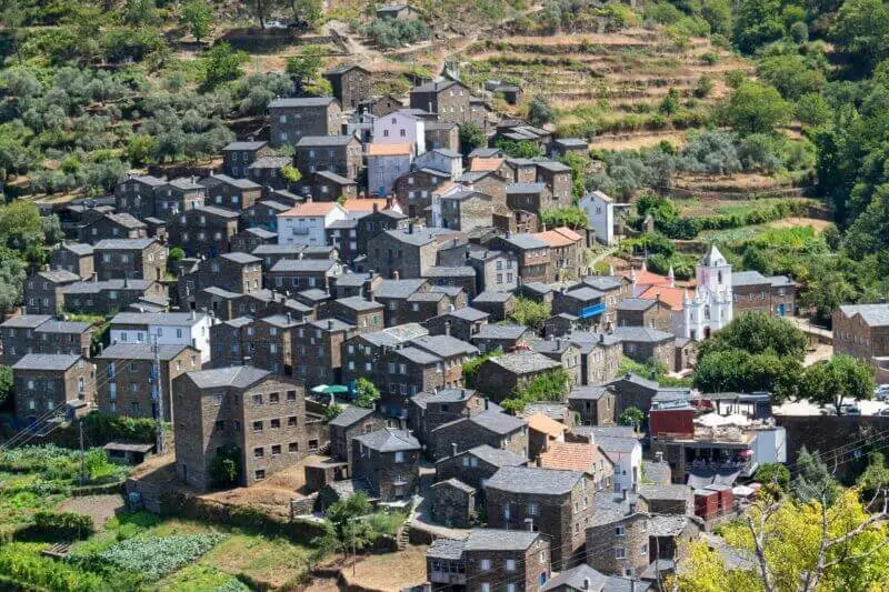 Casas de xisto com janelas azuis em Piódão, aldeia na Serra do Açor