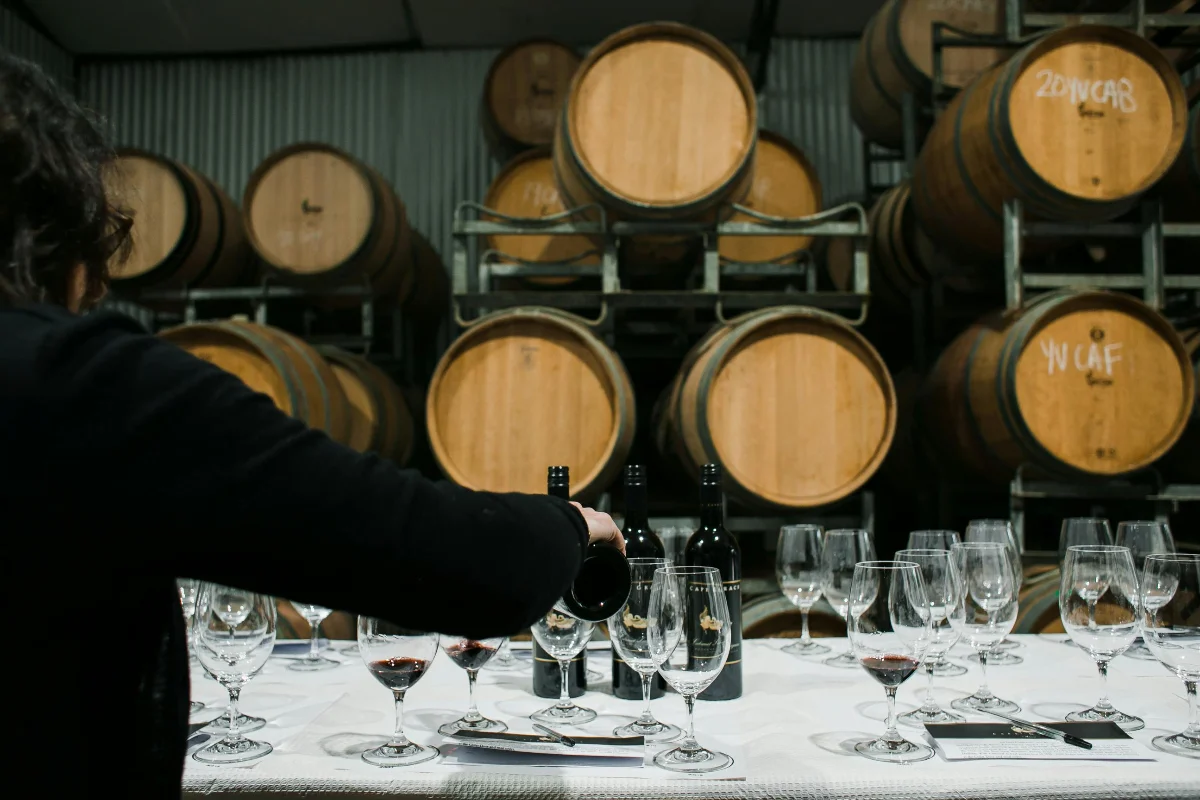 Garrafas de vinho e barris nas adegas subterrâneas de Portugal