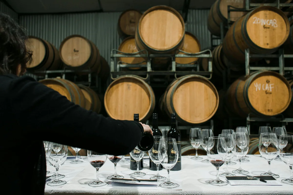 Garrafas de vinho e barris nas adegas subterrâneas de Portugal