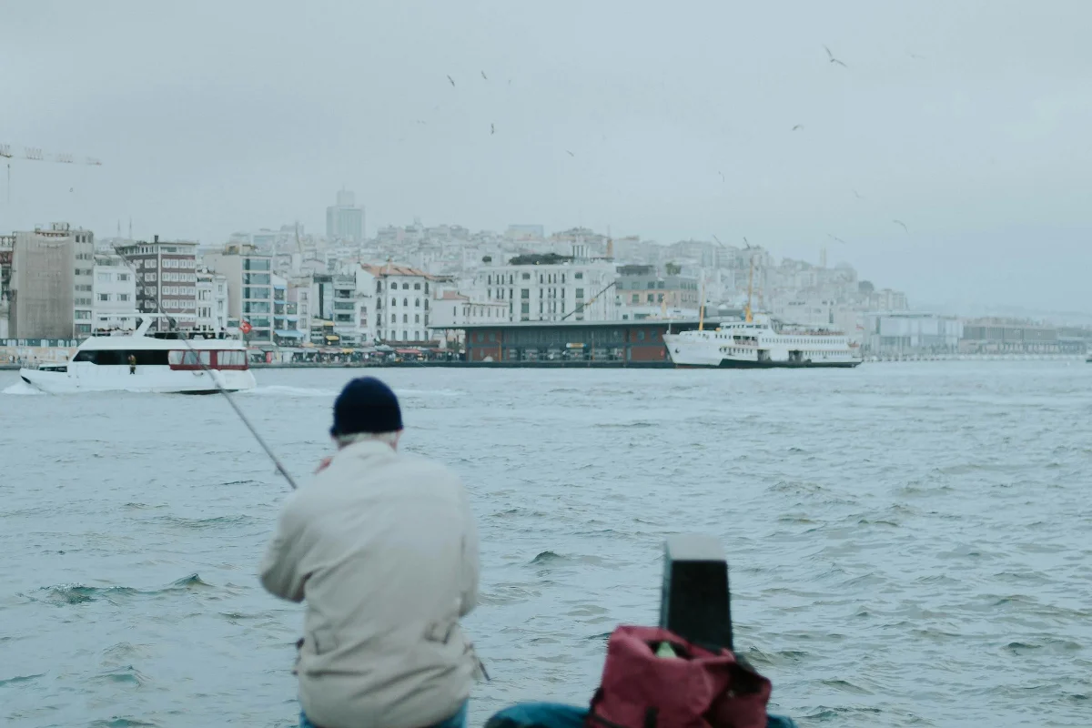 Pescadores locais no barco, praticando pesca artesanal em Portugal