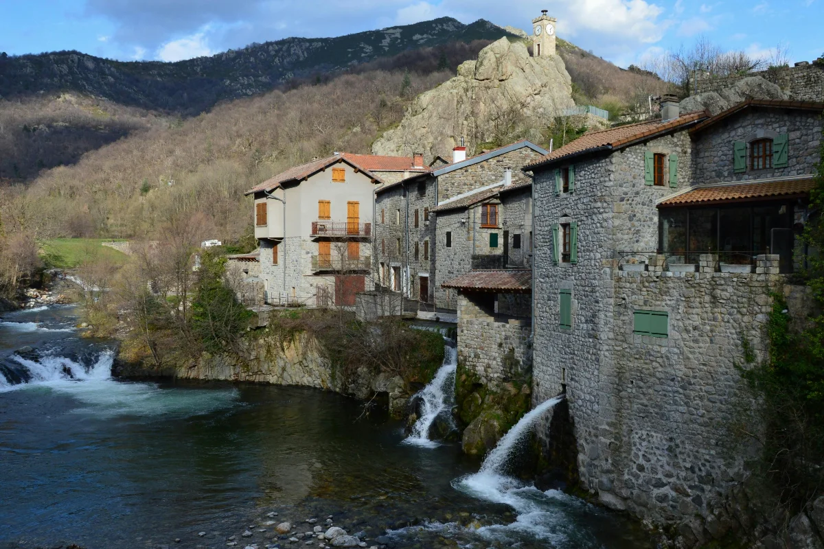 Restaurante tradicional em uma aldeia histórica de Portugal, com mesas ao ar livre