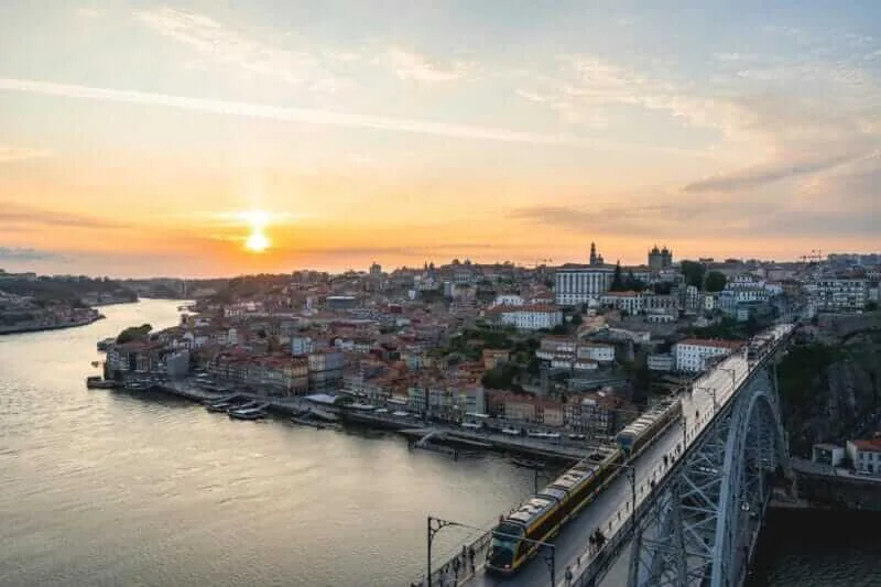 Comboio histórico percorrendo a região vinícola do Douro, em Portugal