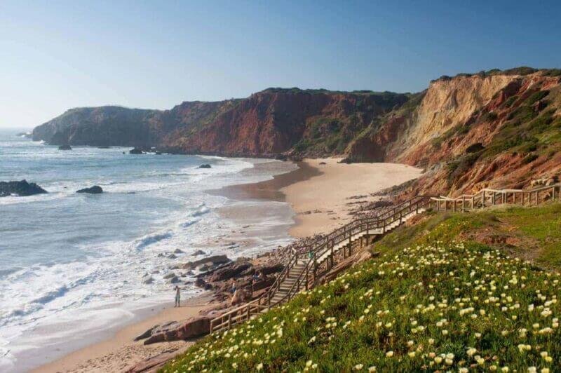 Vista panorâmica das falésias e praias selvagens da Costa Vicentina, excelente para acampamentos à beira-mar.