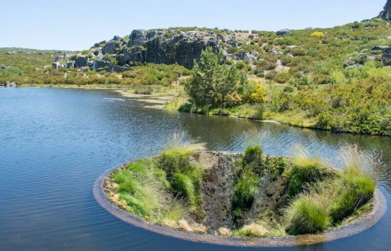 Paisagem montanhosa da Serra da Estrela, ideal para caminhadas e acampamento em meio à natureza alpina.
