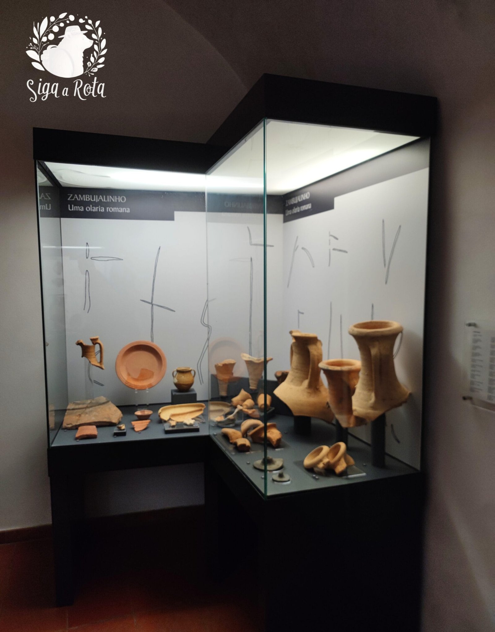 Exposição no Museu Municipal de Palmela, com artefatos do período islâmico e medieval.