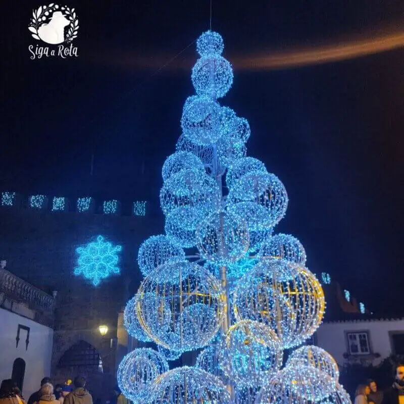 Entrada da Vila de Óbidos decorada com luzes de Natal, criando uma atmosfera mágica para o evento Óbidos Vila Natal.