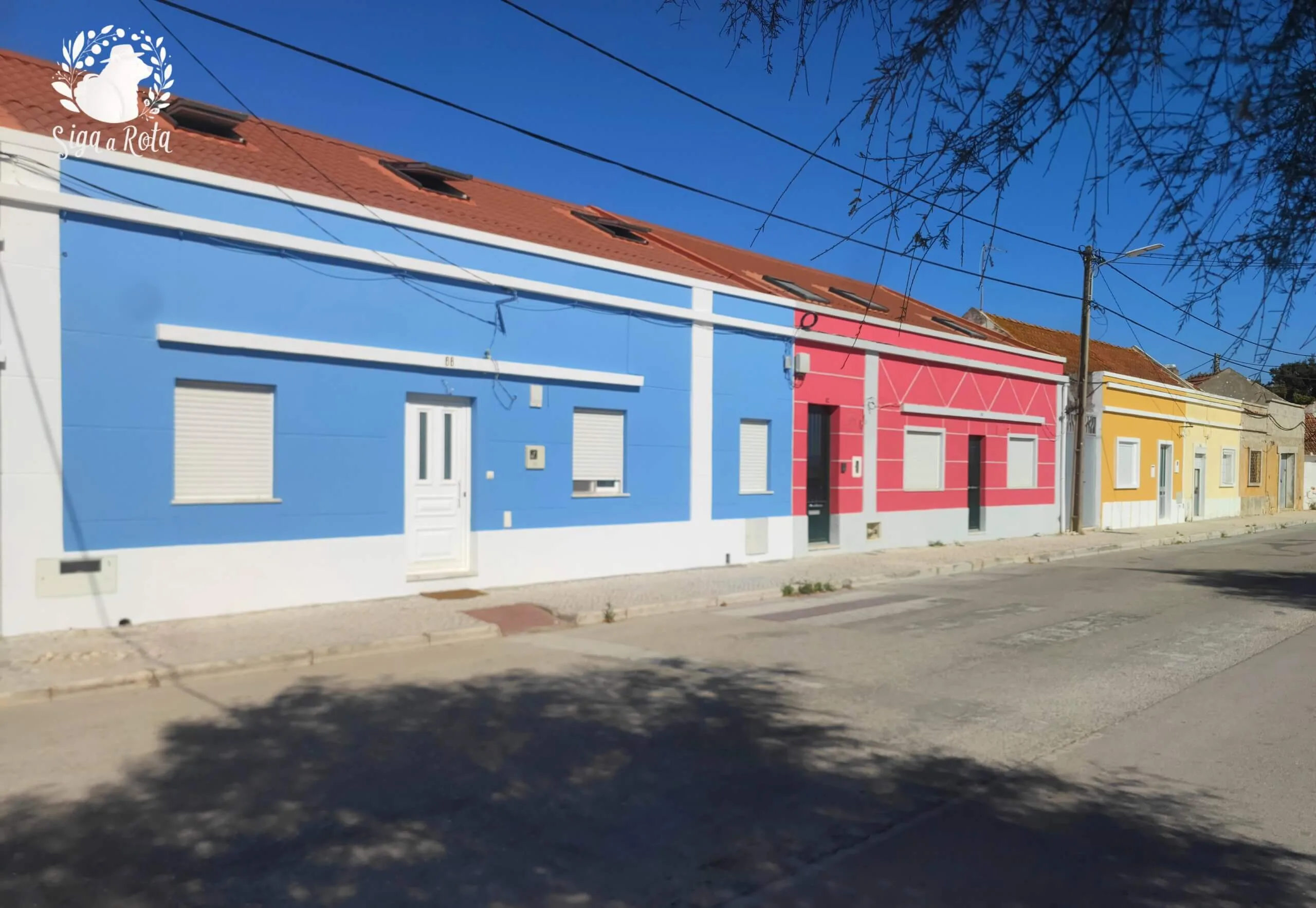 Conjunto de casas com fachadas coloridas no Pátio do Rosário, em estilo típico ribeirinho.