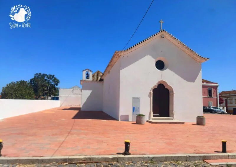 Fachada manuelina da Capela de Nossa Senhora do Rosário, com detalhes esculpidos em pedra.