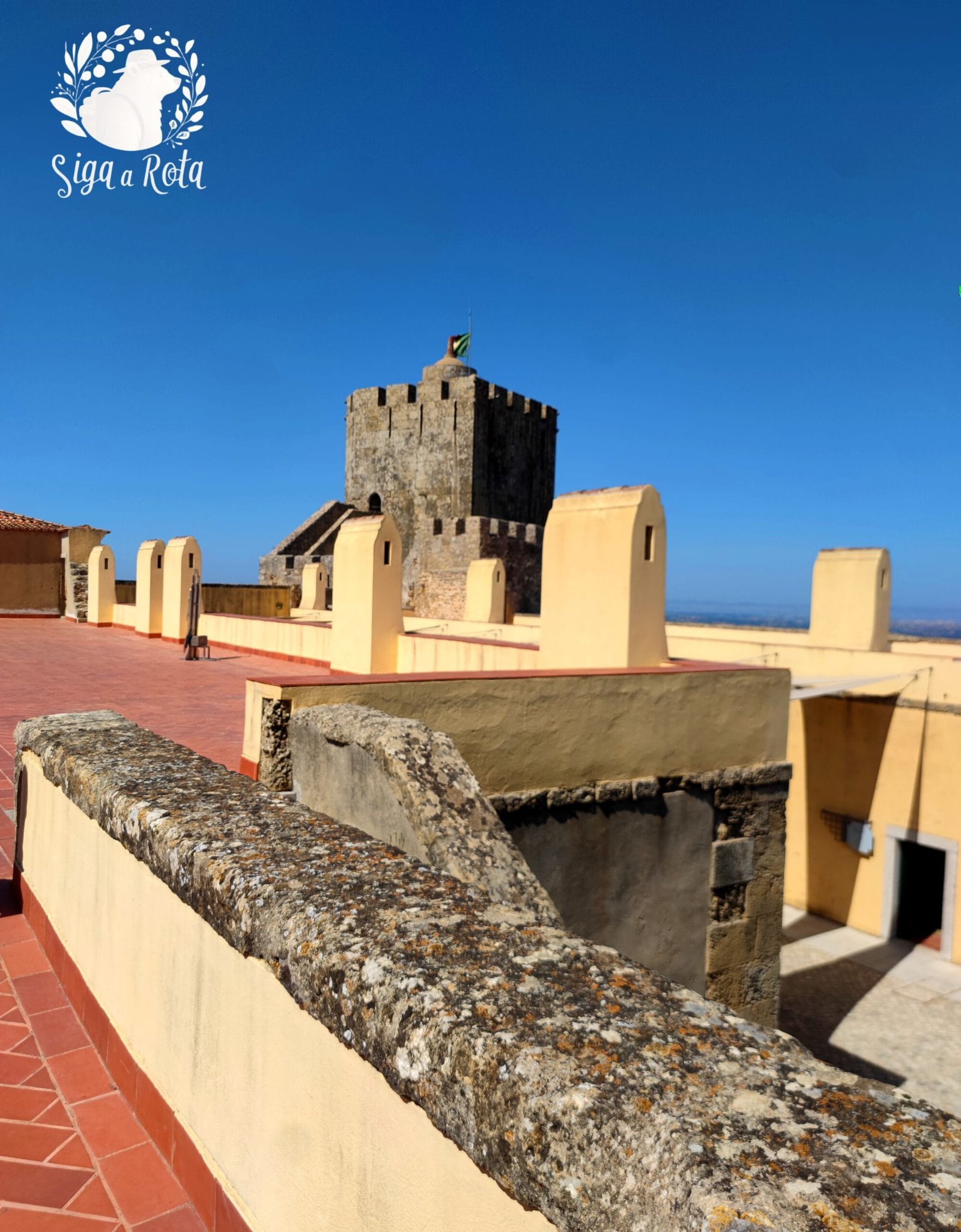 Torre de Menagem do Castelo de Palmela com vista para a Serra da Arrábida e o rio Tejo.
