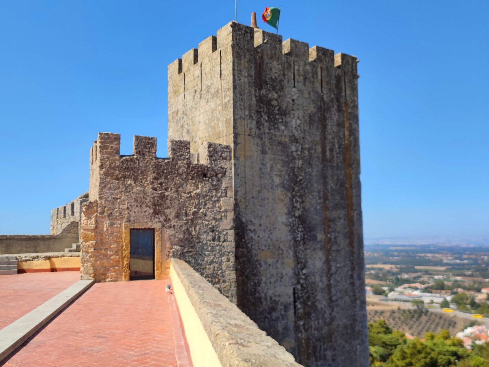 Vista panorâmica do Castelo de Palmela com a paisagem da Arrábida e o estuário do Sado ao fundo.