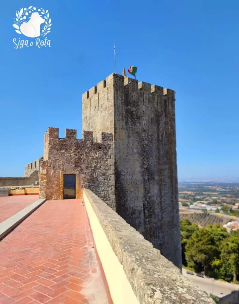 Vista panorâmica do Castelo de Palmela com a paisagem da Arrábida e o estuário do Sado ao fundo.