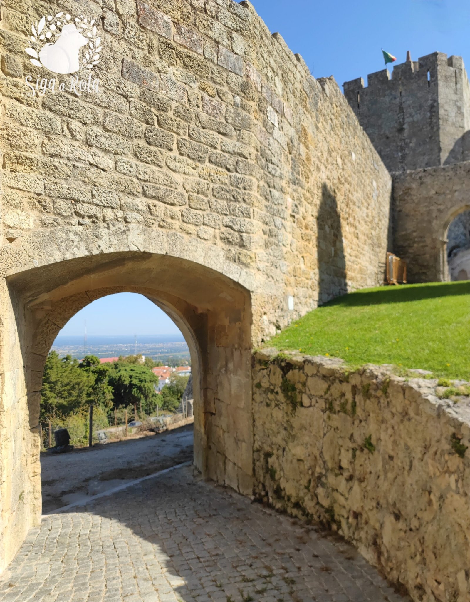 Entrada principal do Castelo de Palmela com detalhes históricos na arquitetura medieval.