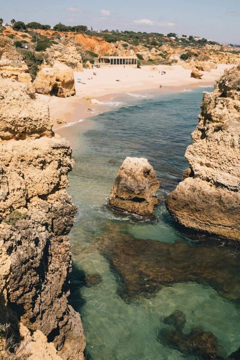 Vista da Praia da Marinha no Algarve, com águas calmas e falésias no inverno, ideal para um passeio relaxante.