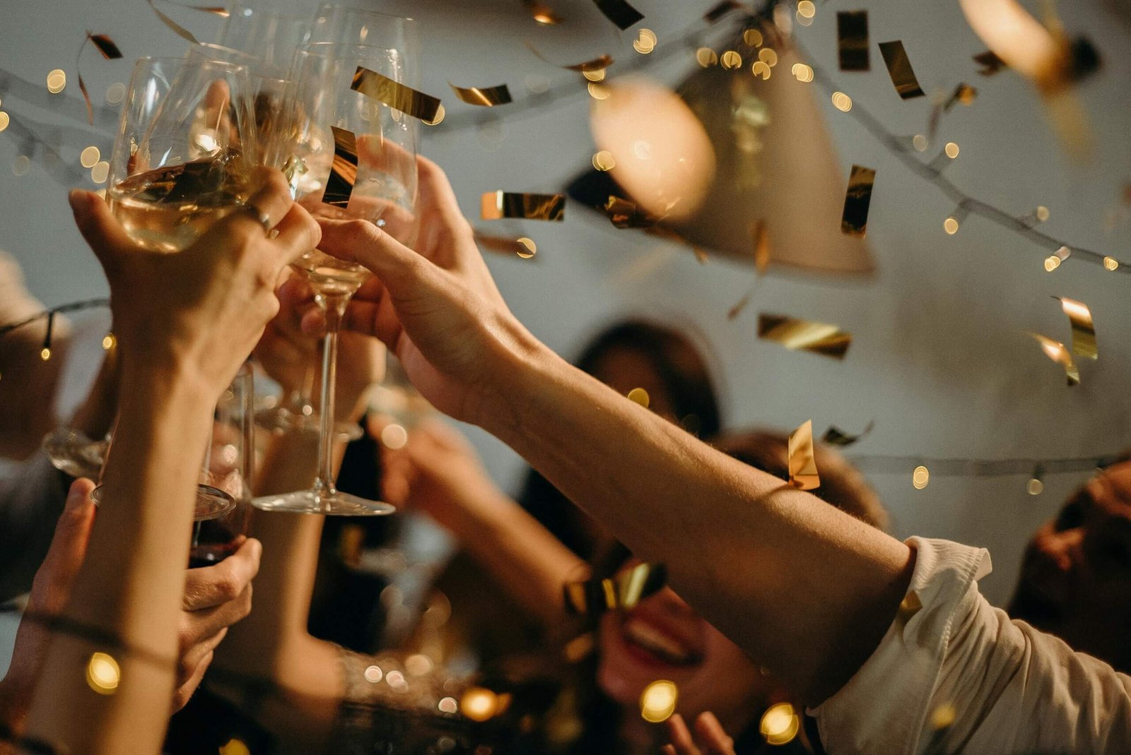 Duas taças de espumante erguidas em um brinde durante as celebrações de Ano Novo em Portugal.