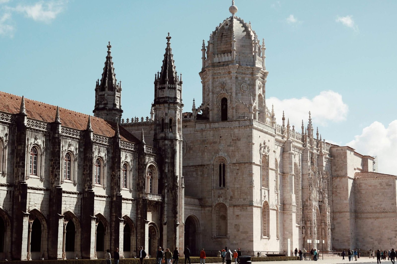 Detalhes da fachada do Mosteiro dos Jerónimos em estilo manuelino, localizado em Belém, Lisboa.