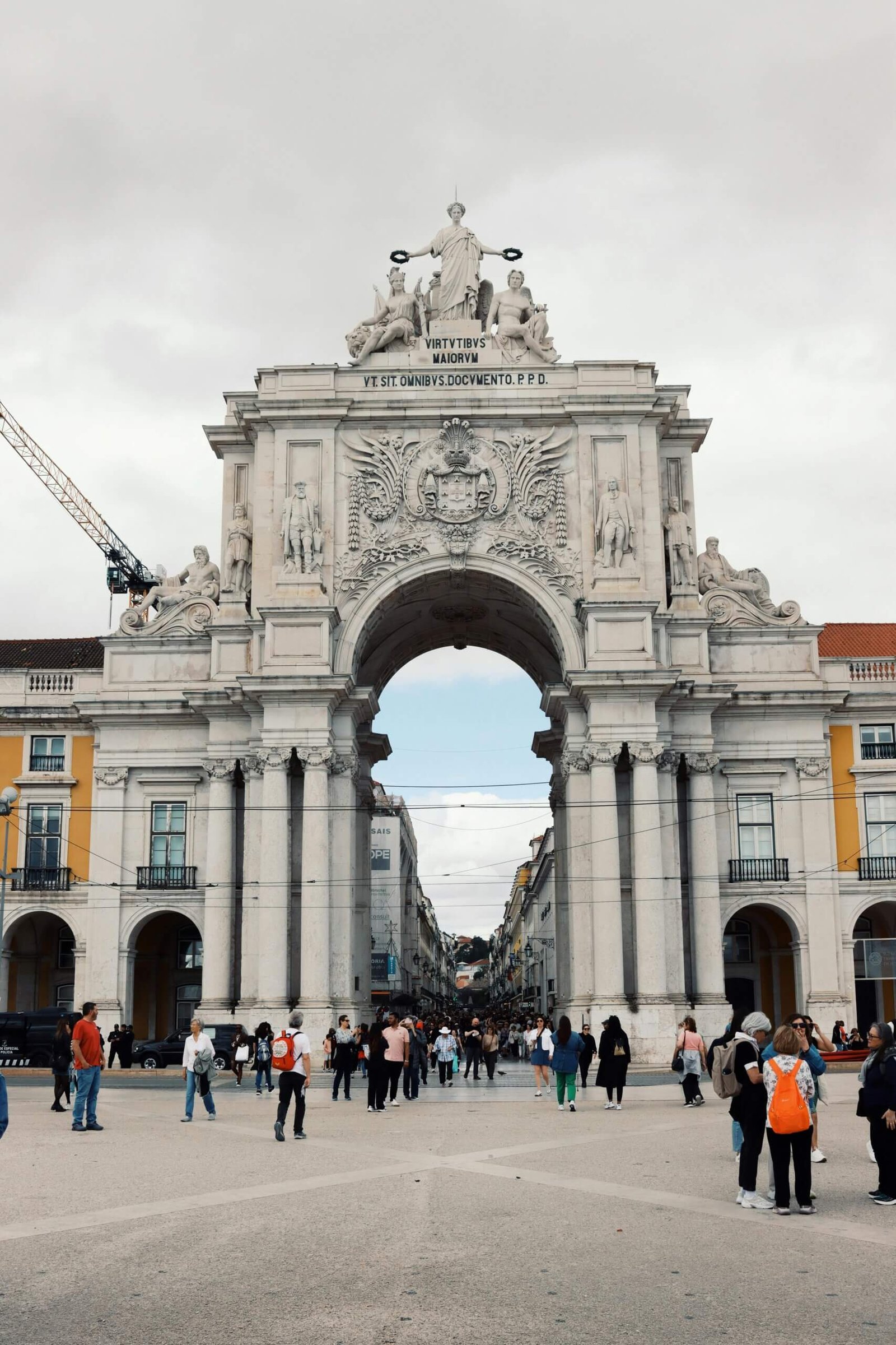 Praça do Comércio em Lisboa com o Arco da Rua Augusta ao fundo, ao entardecer.