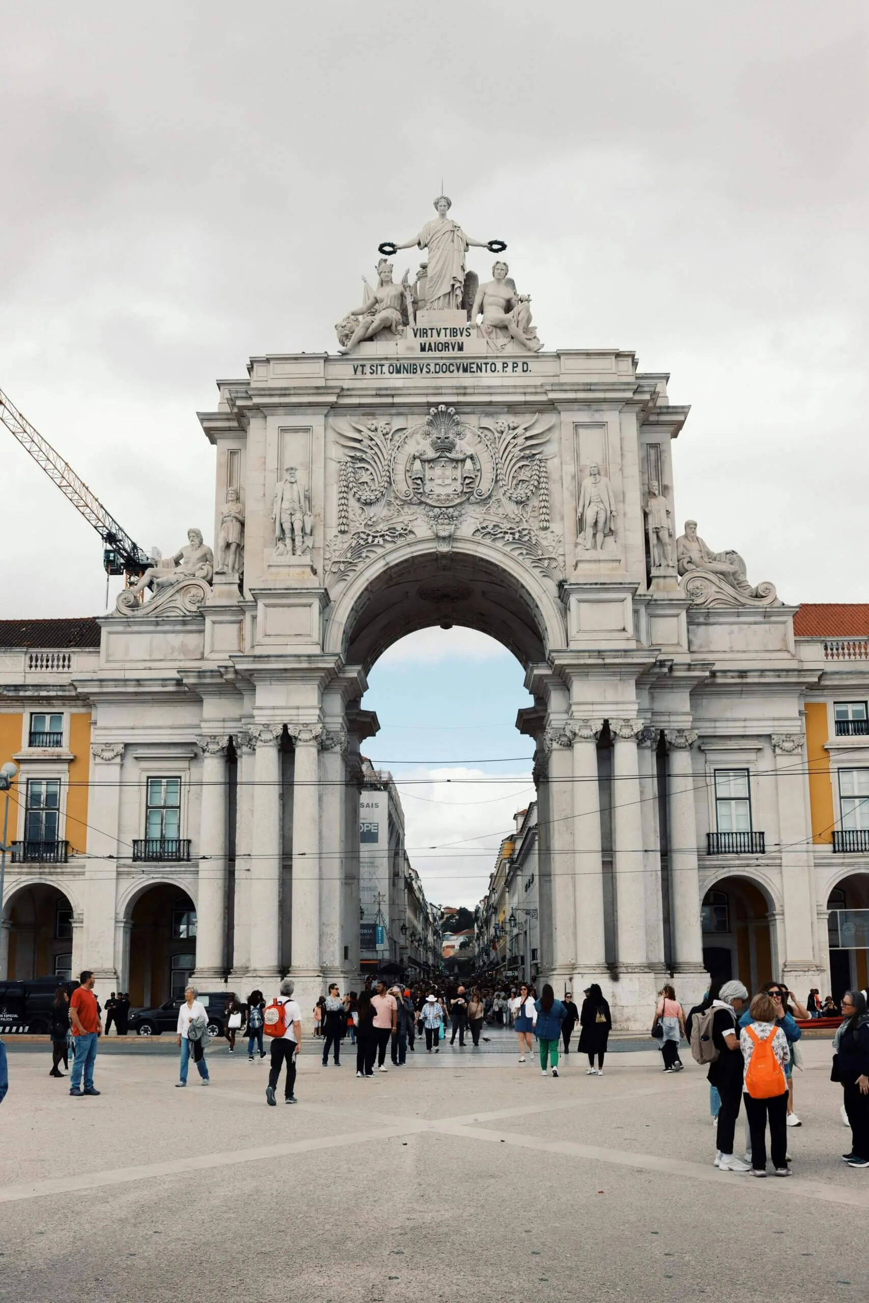 Praça do Comércio em Lisboa com o Arco da Rua Augusta ao fundo, ao entardecer.