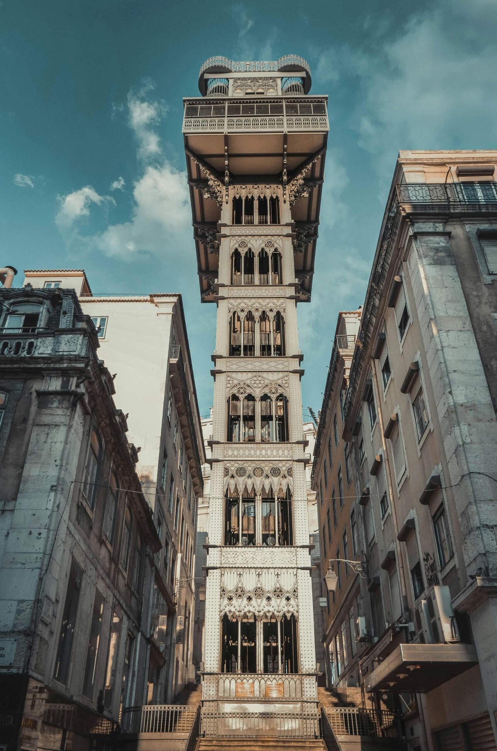 Elevador de Santa Justa em Lisboa, com detalhes da estrutura de ferro no estilo neogótico.