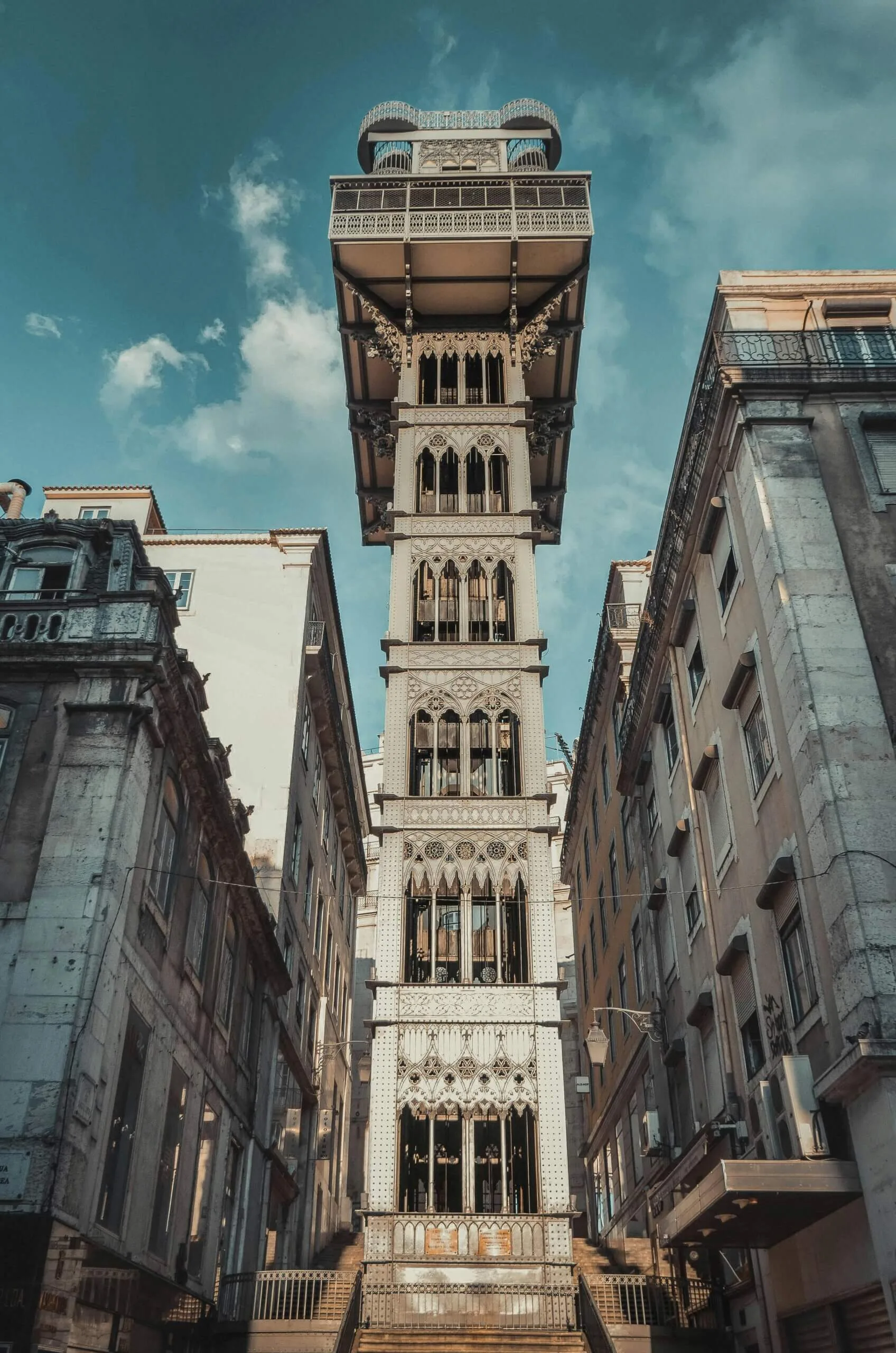 Elevador de Santa Justa em Lisboa, com detalhes da estrutura de ferro no estilo neogótico.
