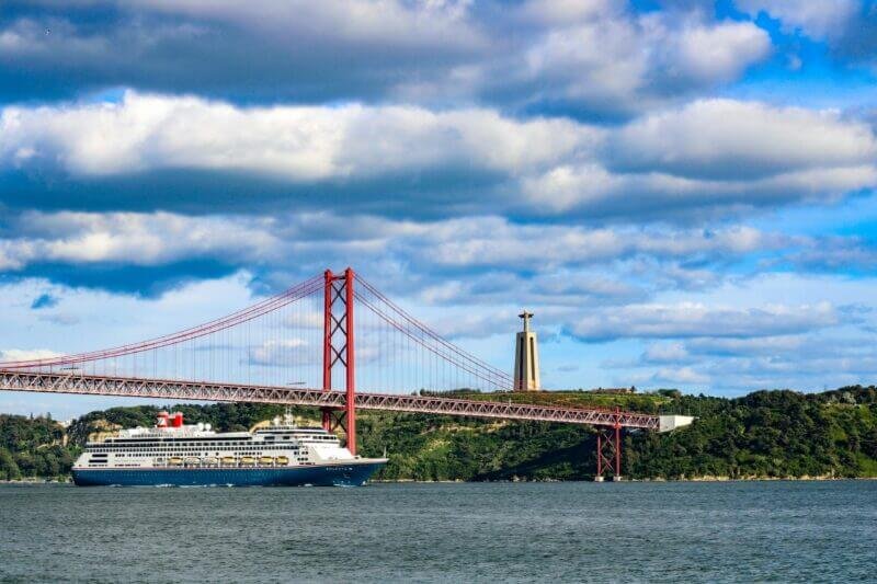 Casal celebrando o Réveillon em cruzeiro pelo Rio Tejo, em Lisboa