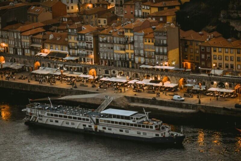 Passeio de barco pelo Rio Douro no inverno, com vista para as vinhas e paisagens de inverno de Portugal.