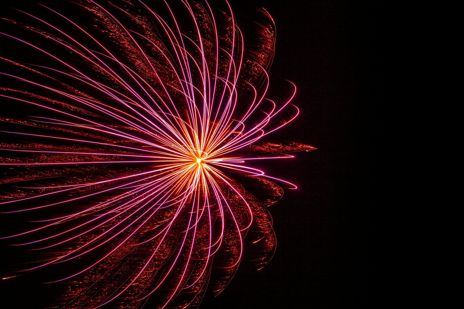 Espetacular show de fogos de artifício iluminando o céu no Funchal, Madeira, durante as celebrações de Ano Novo.