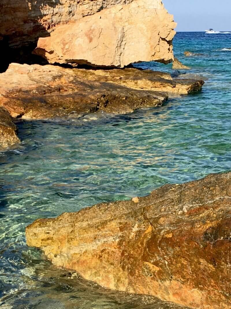 Encostas verdes da Serra da Arrábida contrastando com o azul do mar