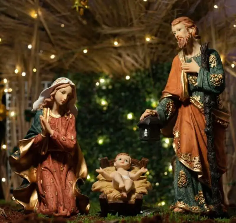 Mercado de Natal em Braga, com presépios e barracas de produtos regionais típicos.