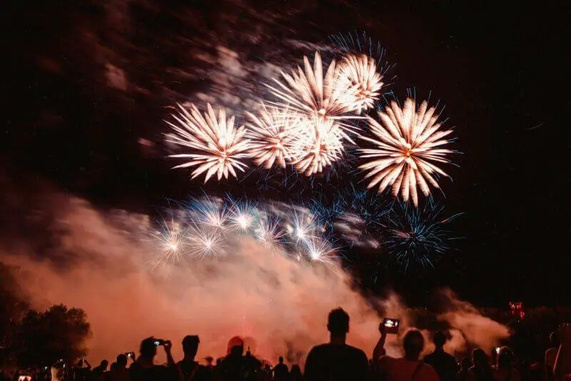 "Espetacular show de fogos de artifício no Terreiro do Paço durante o Réveillon em Lisboa