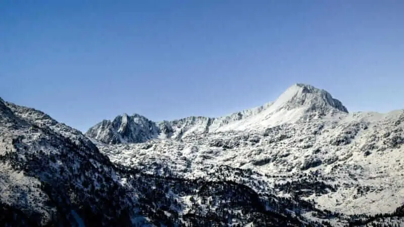 Paisagem nevada na Serra da Estrela, ideal para quem busca um Natal com atividades de inverno.