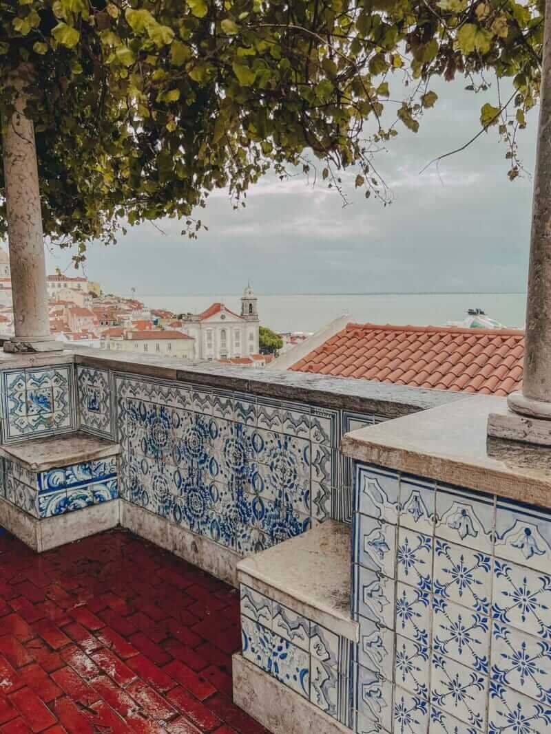 Vista deslumbrante do Miradouro de Santa Luzia em Alfama