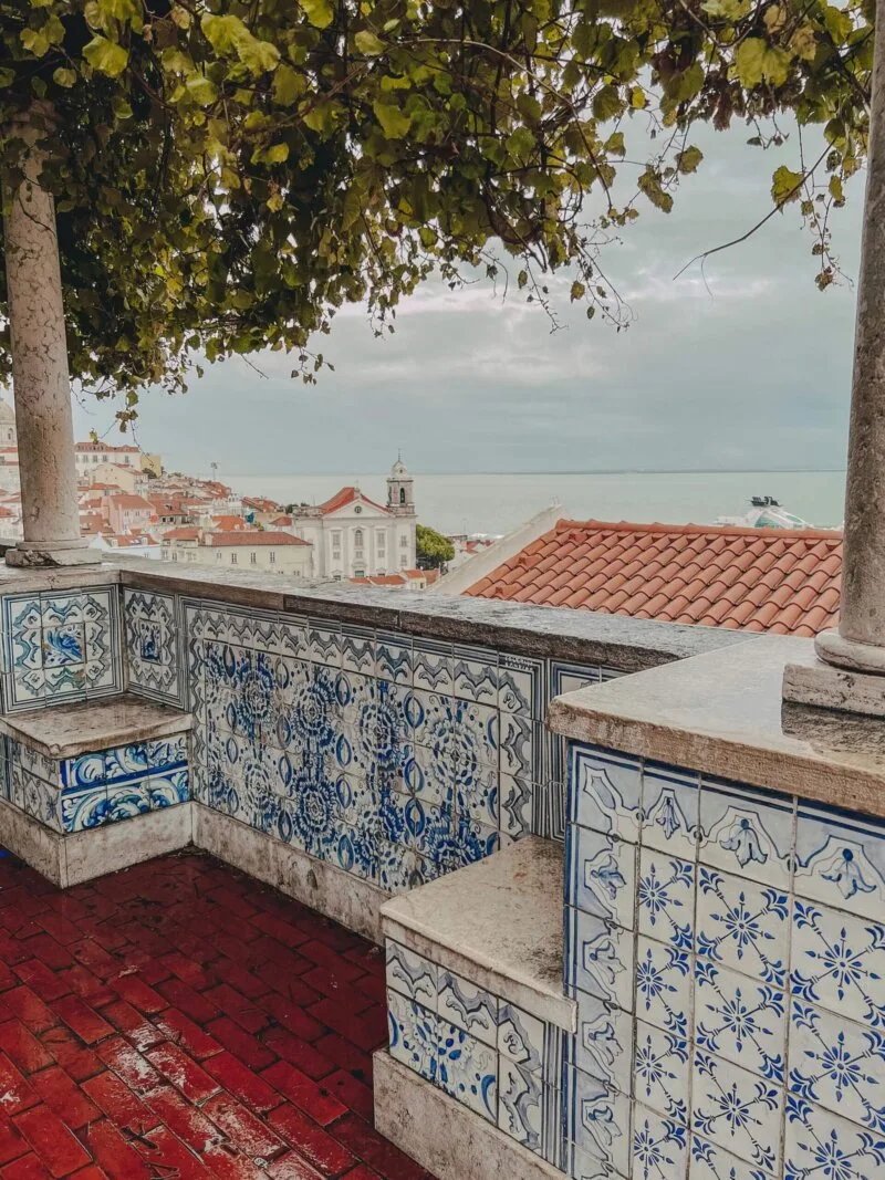 Vista deslumbrante do Miradouro de Santa Luzia em Alfama