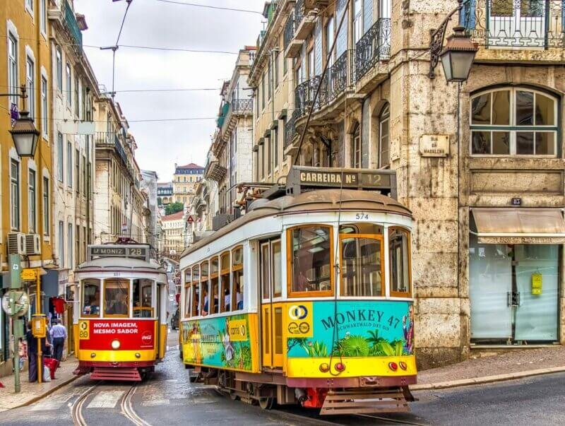 Ruas de Lisboa cheias de charme e tradição portuguesa.