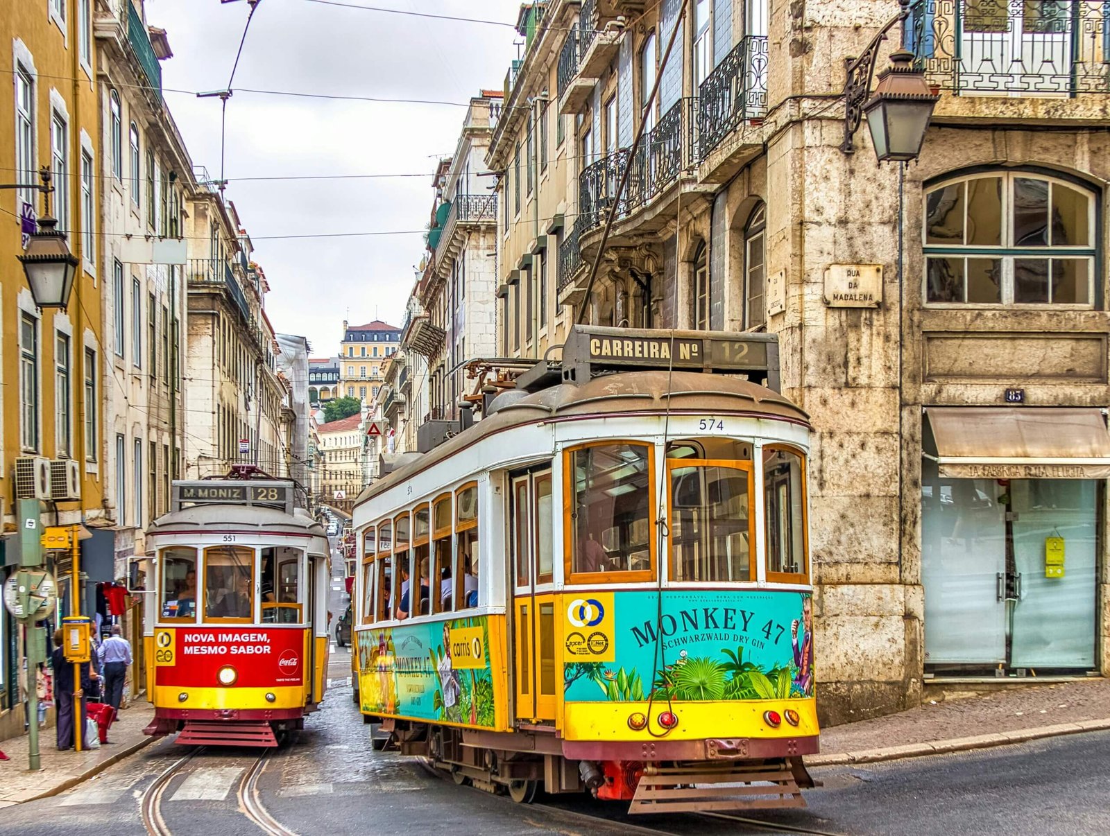 Ruas de Lisboa cheias de charme e tradição portuguesa.