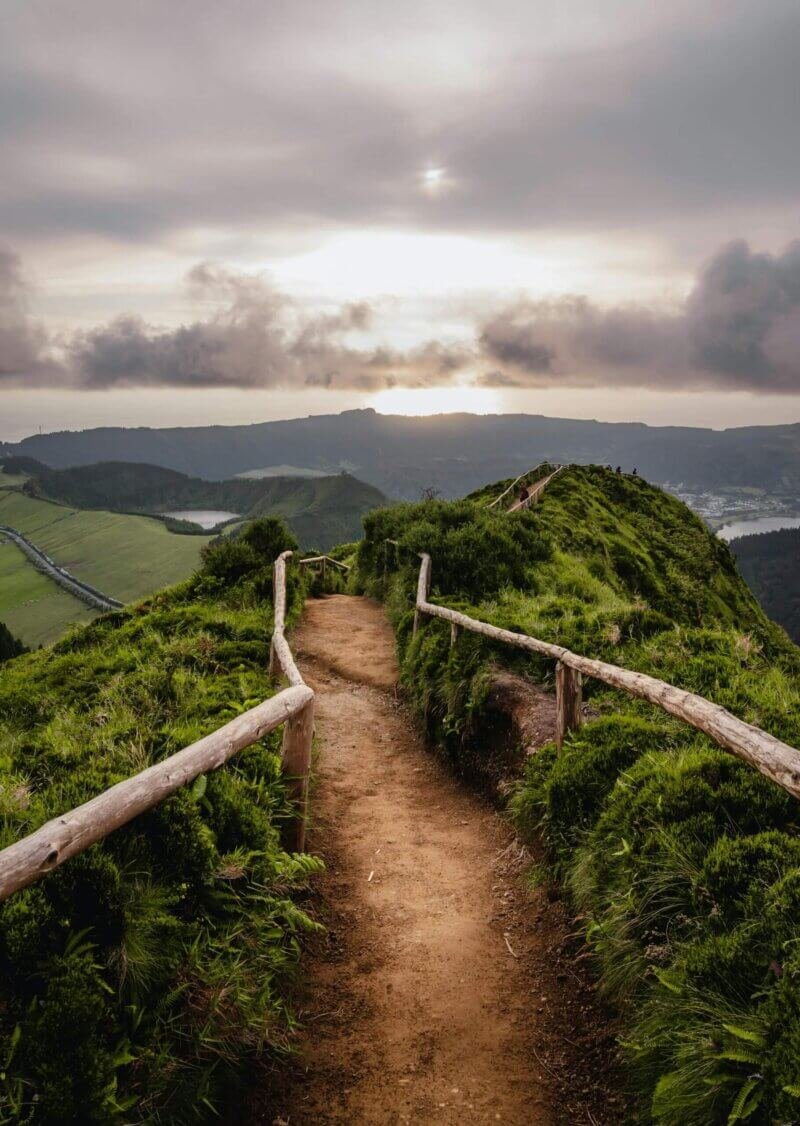 Vista do centro histórico de Ponta Delgada, nos Açores, uma opção relaxante para o inverno em Portugal.