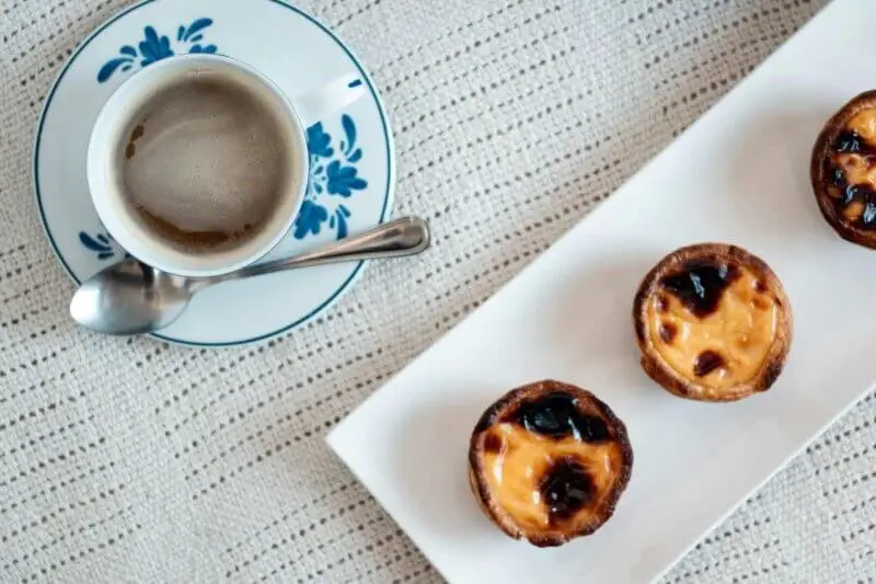 O tradicional Pastel de Belém recém-saído do forno