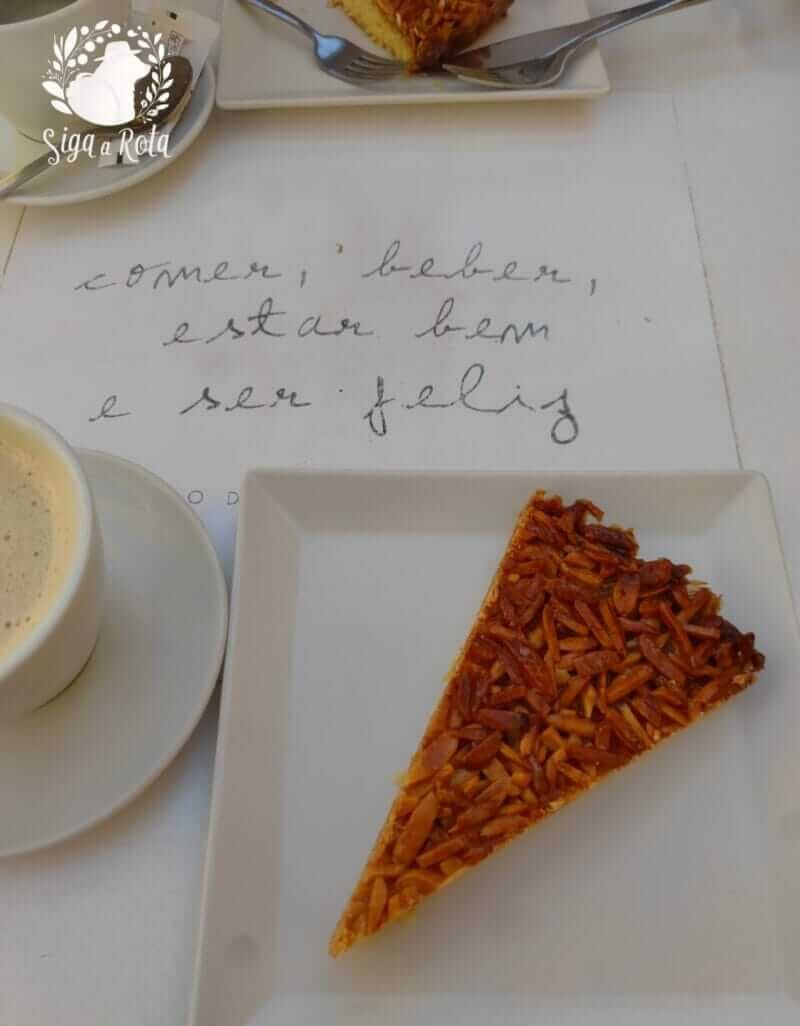 Torta regional servida em Palmela, uma especialidade tradicional de Portugal.