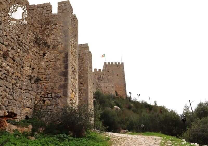 Castelo de Sesimbra em Portugal, um marco da arquitetura medieval.
