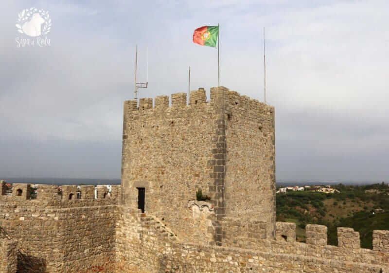 Muralhas do Castelo de Sesimbra com vista para a paisagem ao redor